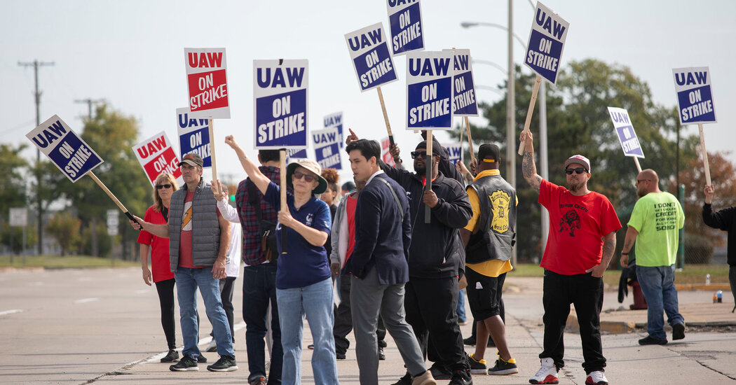 UAW Union and Ford, General Motors and Stellantis Resume Talks