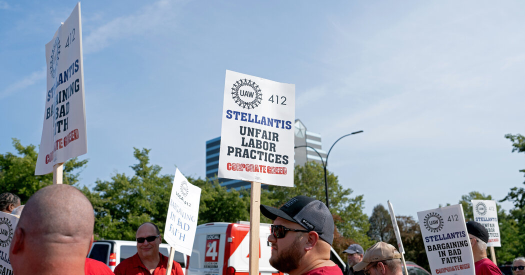 Ford Averts Auto Strike in Canada as UAW Talks in U.S. Inch Along
