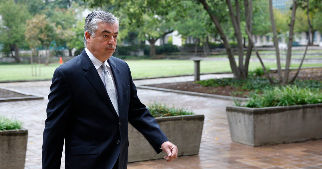 Top Apple Executive Defends Favoring Google on iPhones