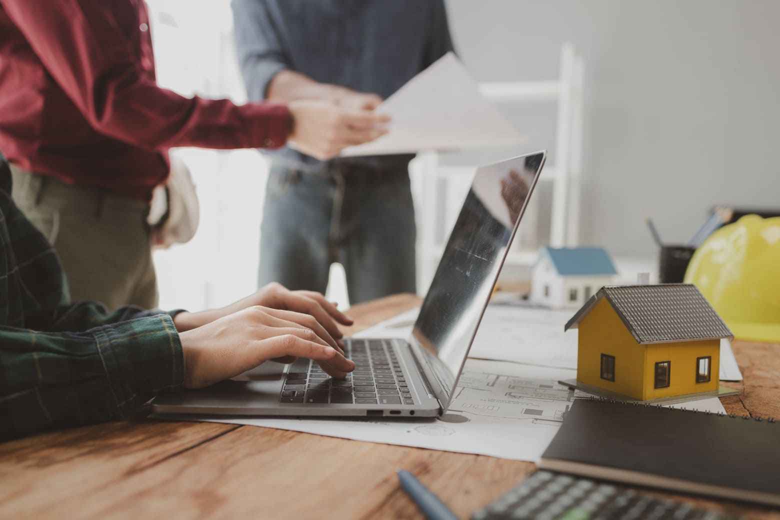 What are the legal and social rights to consider in a resettlement process in Estados Unidos?